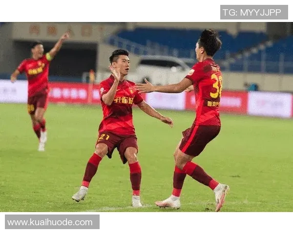 南京足球队以54分领跑冠军赛积分榜展现强劲实力和夺冠希望